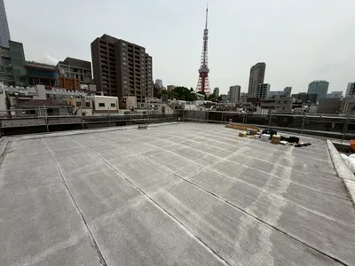 防水工事施工前：ひび割れや膨れが生じた防水面