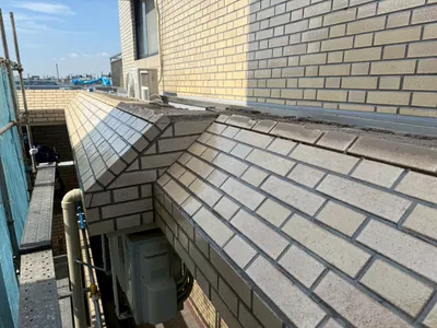 防水工事施工前：老朽化した防水層の現況